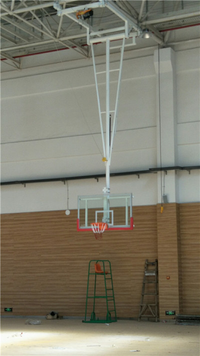 江西南昌某中學(xué)室內(nèi)場館懸掛式電動籃球架安裝現(xiàn)場